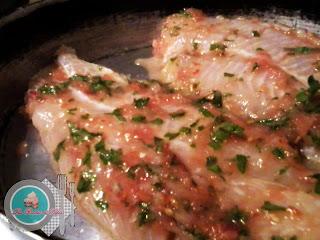 Filete de panga en salsa de tomate con puré de patatas gratinado.