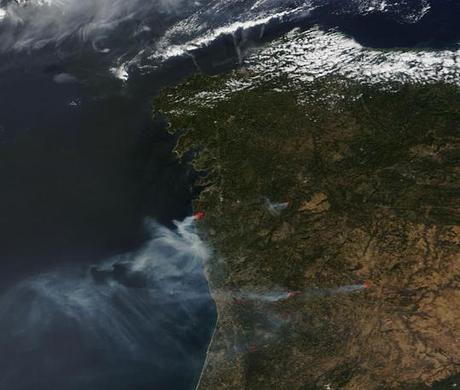 Imagen satélite (27.08.2013) de los incendios forestales en Galicia y norte de Portugal