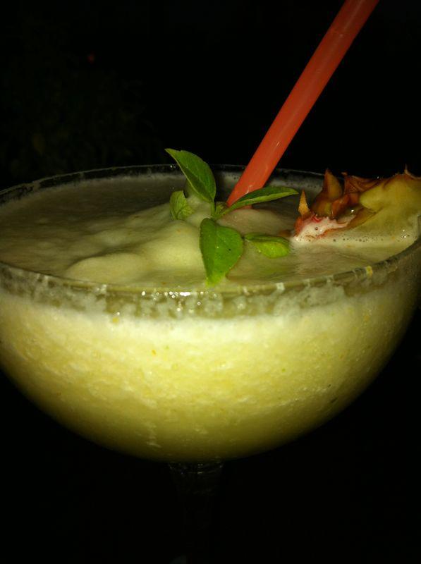 Cóctel Virgen de piña, coco, albahaca y hierbabuena sin alcohol