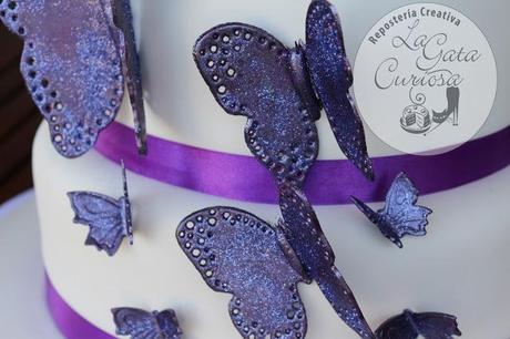 TARTA CON MARIPOSAS PARA UNA BODA – BIZCOCHO DE LIMÓN Y ALMENDRA