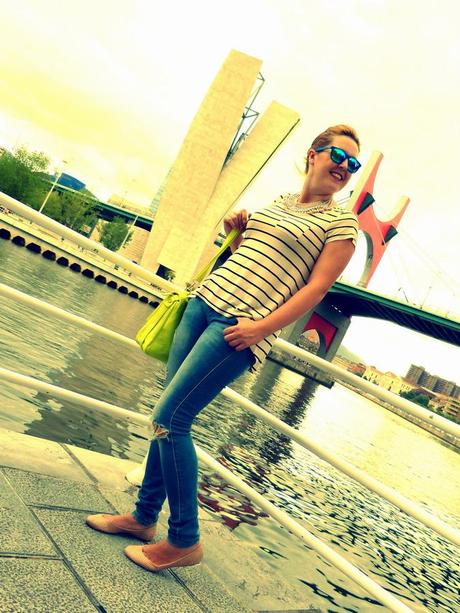 Moda: Look camiseta de rayas marinera, vaqueros rotos y bolso fluor Moda Look con camiseta de rayas marinera, vaqueros y bolso fluor (1)