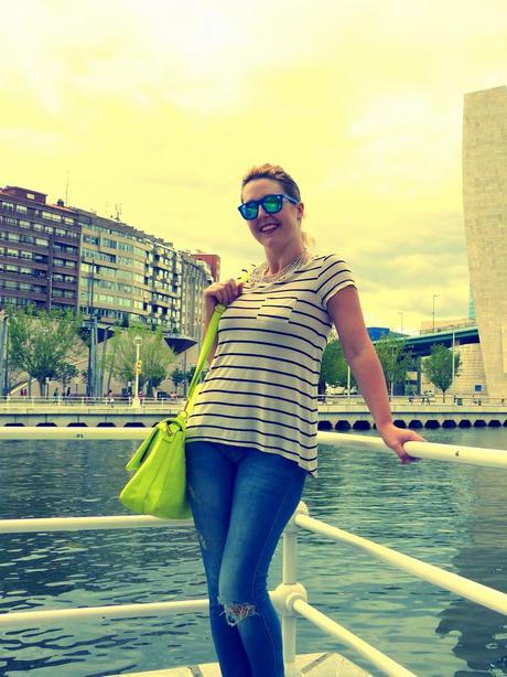 Moda: Look camiseta de rayas marinera, vaqueros rotos y bolso fluor Moda Look con camiseta de rayas marinera, vaqueros y bolso fluor (1)