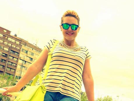 Moda: Look camiseta de rayas marinera, vaqueros rotos y bolso fluor Moda Look con camiseta de rayas marinera, vaqueros y bolso fluor (1)