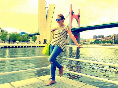 Moda: Look camiseta de rayas marinera, vaqueros rotos y bolso fluor Moda Look con camiseta de rayas marinera, vaqueros y bolso fluor