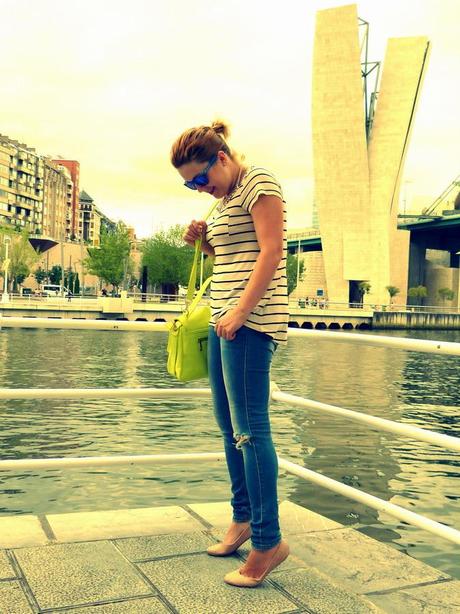 Moda: Look camiseta de rayas marinera, vaqueros rotos y bolso fluor Moda Look con camiseta de rayas marinera, vaqueros y bolso fluor (1)