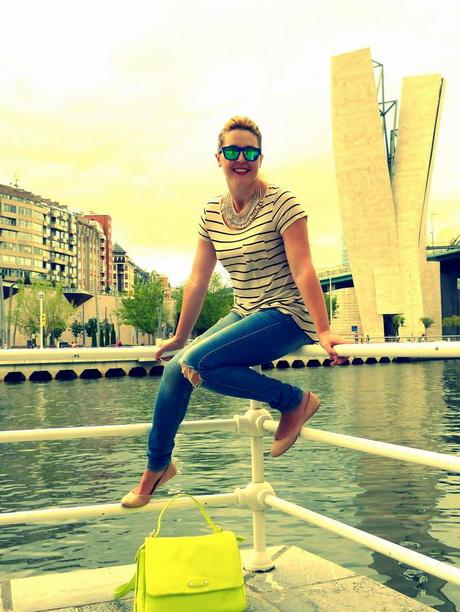 Moda: Look camiseta de rayas marinera, vaqueros rotos y bolso fluor Moda Look con camiseta de rayas marinera, vaqueros y bolso fluor (1)