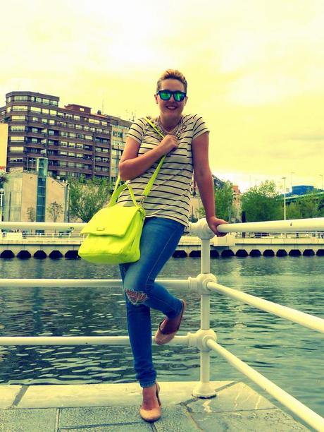 Moda: Look camiseta de rayas marinera, vaqueros rotos y bolso fluor Moda Look con camiseta de rayas marinera, vaqueros y bolso fluor (1)