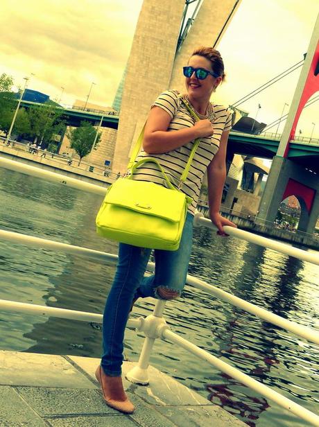 Moda: Look camiseta de rayas marinera, vaqueros rotos y bolso fluor Moda Look con camiseta de rayas marinera, vaqueros y bolso fluor (1)