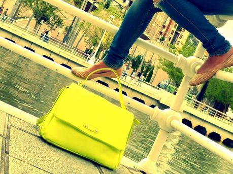 Moda: Look camiseta de rayas marinera, vaqueros rotos y bolso fluor Moda Look con camiseta de rayas marinera, vaqueros y bolso fluor (1)