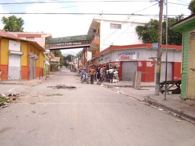 Neiba acata en casi 100% paro contra apagones.