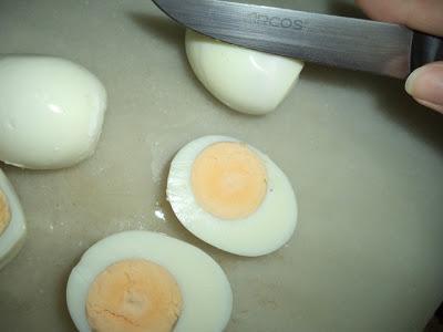 Huevos Rellenos de Atún y Piquillos