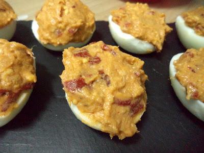 Huevos Rellenos de Atún y Piquillos