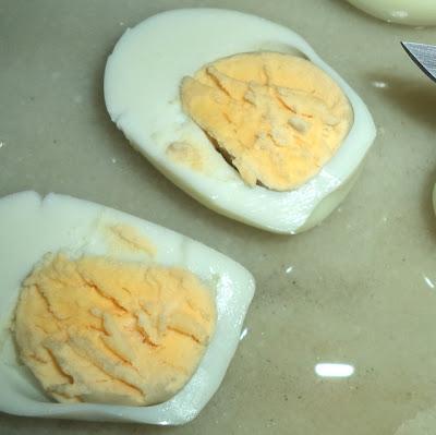 Huevos Rellenos de Atún y Piquillos