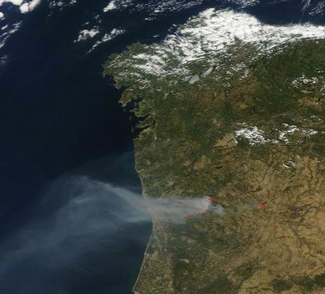 Imagen satélite (28.08.2013) de los incendios forestales en Galicia y norte de Portugal