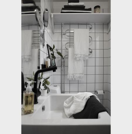 lámpara de pared brazo Interior oscuro y elegante decoración decoración mini pisos interiores decoración elengante misteriosa nórdica decoración diseño nórdico escandinavo decoración diseño interiores masculino nórdico decoración contrastes blanco negro gris blog decoración nórdica accesorios y detalles hogar decoración 