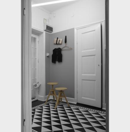 lámpara de pared brazo Interior oscuro y elegante decoración decoración mini pisos interiores decoración elengante misteriosa nórdica decoración diseño nórdico escandinavo decoración diseño interiores masculino nórdico decoración contrastes blanco negro gris blog decoración nórdica accesorios y detalles hogar decoración 