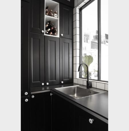 lámpara de pared brazo Interior oscuro y elegante decoración decoración mini pisos interiores decoración elengante misteriosa nórdica decoración diseño nórdico escandinavo decoración diseño interiores masculino nórdico decoración contrastes blanco negro gris blog decoración nórdica accesorios y detalles hogar decoración 