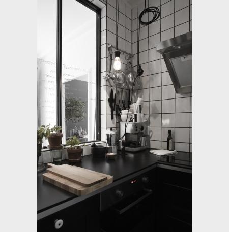 lámpara de pared brazo Interior oscuro y elegante decoración decoración mini pisos interiores decoración elengante misteriosa nórdica decoración diseño nórdico escandinavo decoración diseño interiores masculino nórdico decoración contrastes blanco negro gris blog decoración nórdica accesorios y detalles hogar decoración 