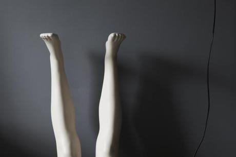 lámpara de pared brazo Interior oscuro y elegante decoración decoración mini pisos interiores decoración elengante misteriosa nórdica decoración diseño nórdico escandinavo decoración diseño interiores masculino nórdico decoración contrastes blanco negro gris blog decoración nórdica accesorios y detalles hogar decoración 