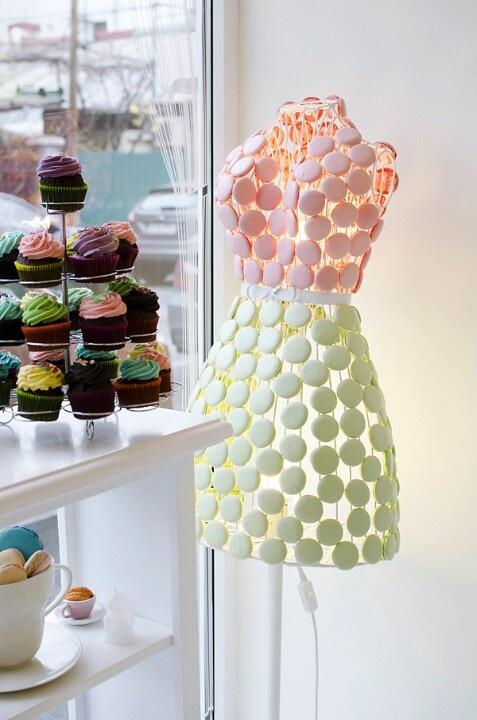 Escaparate pastelería. Busto vestido macarons