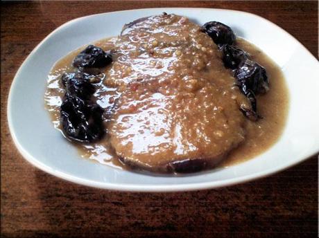 Receta de redondo de ternera en salsa de almendras con ciruelas