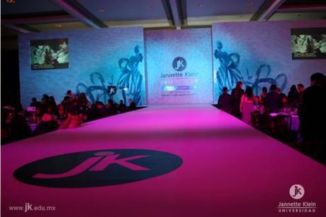 28.-Graduación Universidad Jannette Klein