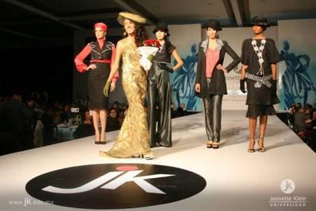 15.-Graduación Universidad Jannette Klein