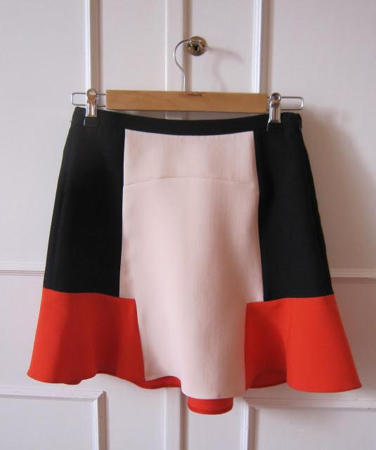 Conjunto falda y combinación de tops