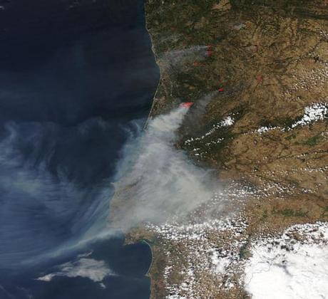 Imagen satélite (29.08.2013) de los incendios forestales en Portugal