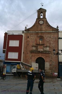 Cae un rayo en la espadaña de la Iglesia de San Juan en Almadén