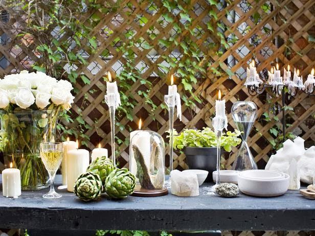 ambiente-rustico-para-un-patio-interior-mesa-decorada