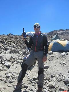 El montañero vasco Unai Llantada celebra su ascenso al Kilimanjaro con vino de Lanzarote