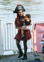 Snooki y Jionni celebran el cumpleaños de Lorenzo disfrazados de piratas.