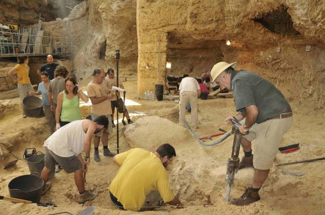 CAPELLADES...BARCELONA, HERRAMIENTAS NEANDERTALES DE HACE 58.000 AÑOS EN BARCELONA...31-08-2013