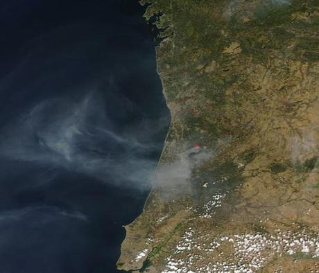 Imagen satélite (30.08.2013) de los incendios forestales en Portugal