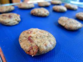 Galletas de tomates secos y albahaca.