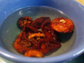 Galletas de tomates secos y albahaca.