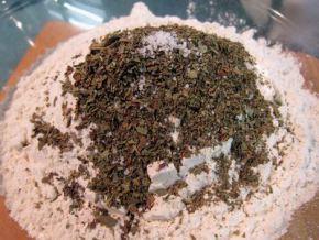 Galletas de tomates secos y albahaca.