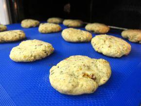 Galletas de tomates secos y albahaca.