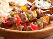 Kebabs carne, verduras arroz integral