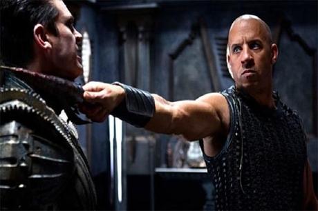 Karl Urban and Vin Diesel in Riddick 2013 Movie Image Crítica Riddick, la continuación de la saga