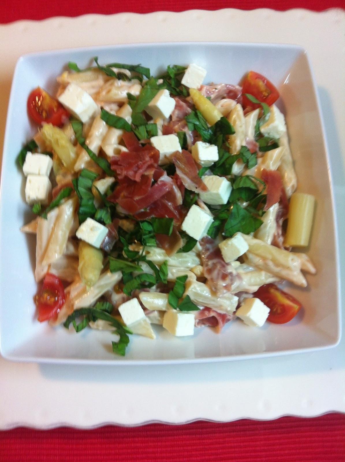 Ensalada De Pasta Con Feta, Tomatitos Y Albahaca