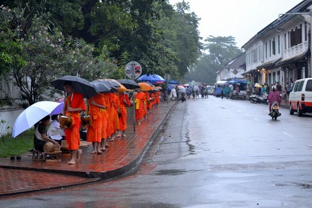 Ceremonia de entrega de ofrendas de Luang Prabang