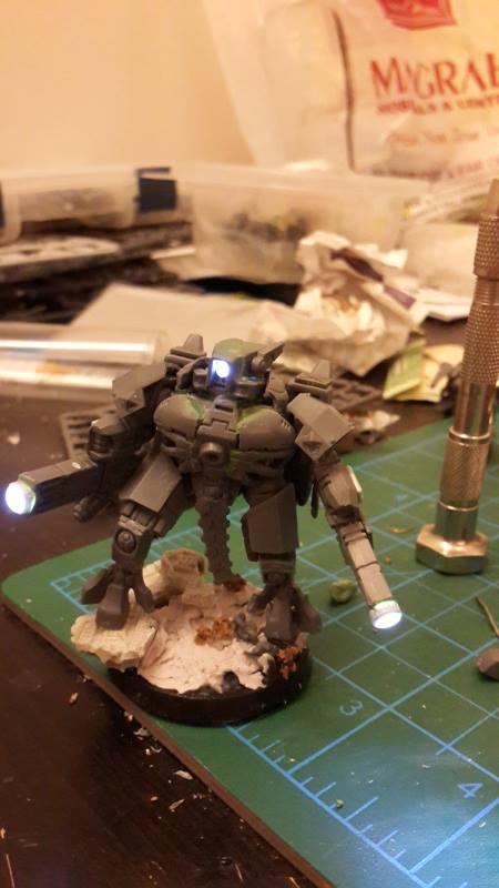 Armadura Tau con LEDs