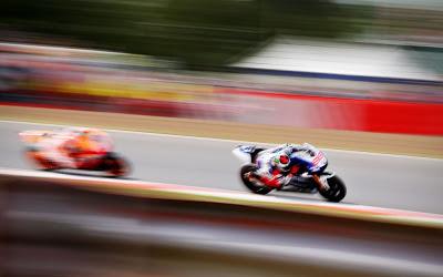 Lorenzo sale victorioso en una batalla fabulosa con Márquez en Silverstone