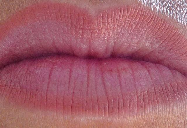 MAC: Labial Cremesheen naked proof, perfilador Boldly bare y gloss Drawn to chic / Reflexión sobre el trato en MAC