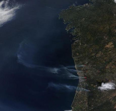 Imagen satélite (01.09.2013) de la pluma de humo de los incendios forestales en Portugal