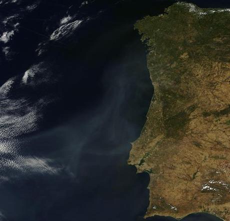 Imagen satélite (31.08.2013) de la pluma de humo de los incendios forestales de Portugal