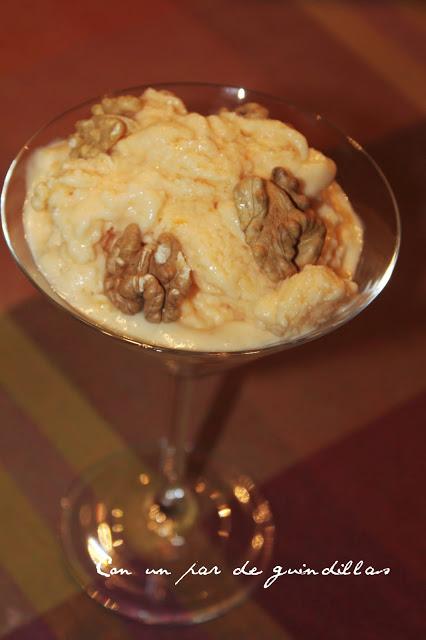 Mousse helada de naranja con nueces