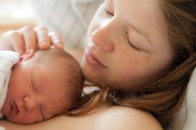 Beneficios del contacto piel a piel entre madre y bebé